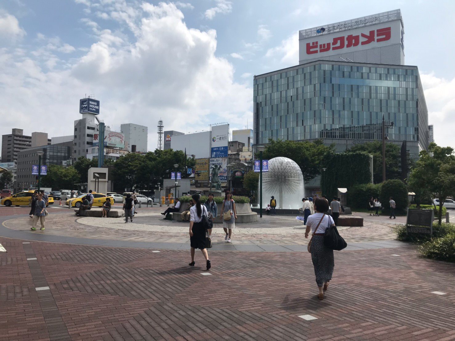 ビックカメラ沿いに桃太郎大通りを進んでいきます。